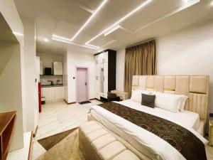 Postel nebo postele na pokoji v ubytování Emirates Residence