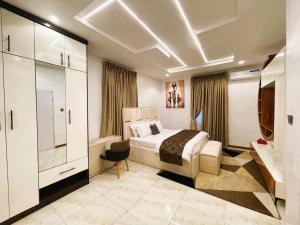 Postel nebo postele na pokoji v ubytování Emirates Residence