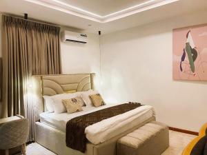 Postel nebo postele na pokoji v ubytování Emirates Residence