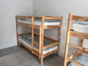 Palanda nebo palandy na pokoji v ubytování Golden Hostel
