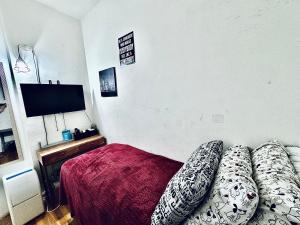 Televisyen dan/atau pusat hiburan di Super Cozy Room for Single person Who Cares about Location