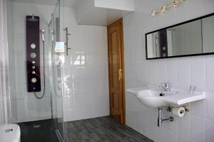 Koupelna v ubytování La Ermita + 16 fotografií