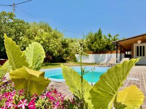 Bazén v ubytování Beach Villa Night Flower with private pool by DadoVillas nebo v jeho okolí