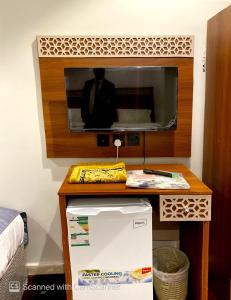 a room with a counter with a tv on top at فندق مواسم الخير الدولية in Az Zahrāʼ