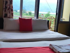 Llit o llits en una habitació de Hotel August International