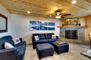 Posezení v ubytování Tall Pine Chalet home