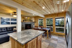 Posezení v ubytování Tall Pine Chalet home