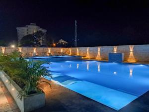 Bazén v ubytování Playa Juan Dolio, RD-Acceso Privado A La Playa Justo Al Frente En 1ra Línea, Áreas Sociales, BBQ, Piscina, Gazebos-Parqueo-Wifi-Netflix-Al Lado De Minimarket, Restaurantes, Bares, Tiendas, Clubes de Playa, Campos De Golf, Bancos Comerciales y más nebo v jeho okolí