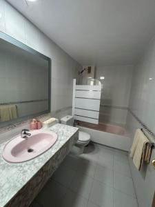 a bathroom with a sink and a tub and a toilet at APARTAMENTO LUXURY Golf Center in Roquetas de Mar