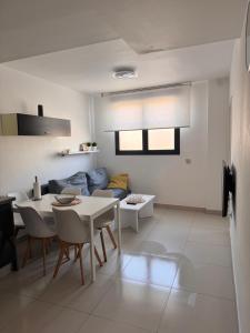een woonkamer met een tafel en een bank bij Amber Terrace - Torrevieja in Torrevieja