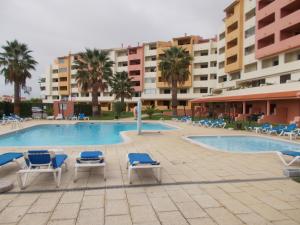 una piscina con tumbonas y un hotel en Bellavista Apartments, en Albufeira