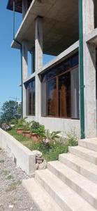 une maison avec des escaliers en face d'une fenêtre dans l'établissement Nino's Guesthouse, à Batoumi