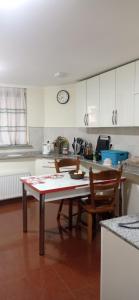 une cuisine avec une table, deux chaises et un comptoir dans l'établissement Nino's Guesthouse, à Batoumi 24 autres photos