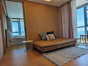 premium ocean view in HAEHUNDAE BONA TRAVEL的休息区