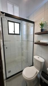 ein Badezimmer mit Toilette und Glasdusche in der Unterkunft Elegant studio apartment A2 in La Playa Bejarano