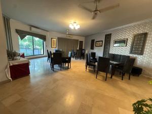 イスラマバードにあるBridge Residency Sector F6 Islamabadのリビングルーム(テーブル、椅子付)、ダイニングルーム