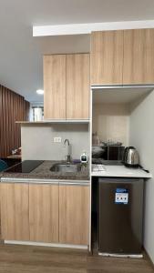 eine Küche mit Spüle und Geschirrspüler in der Unterkunft Elegant studio apartment A2 in La Playa Bejarano