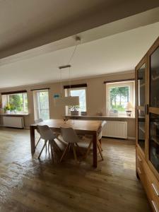 a dining room with a wooden table and chairs at Fewo Sort Sol - Auszeit in perfekter Alleinlage in Aventoft