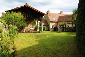 een huis met een gambrel dak en een tuin bij Charmante maison avec jardin et air conditionné au coeur d'un village historique ! in Verneuil-en-Bourbonnais