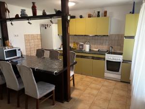 Η κουζίνα ή μικρή κουζίνα στο Villa Fortuna Balatonberény +13 φωτογραφίες