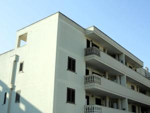 ein Mehrfamilienhaus mit Balkonen an der Seite in der Unterkunft Casa Manuela in Lecce