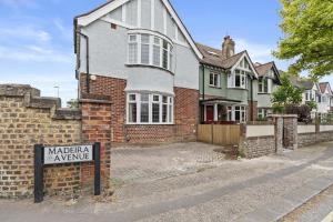 ein Haus mit einem Schild davor in der Unterkunft Pebble Corner with Free Parking By My Getaways in Worthing