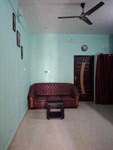 un soggiorno con un divano e un tavolo di Ramesh home stay nearby Py Rock beach a Pondicherry
