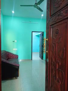 un soggiorno con un divano e un ventilatore a soffitto di Ramesh home stay nearby Py Rock beach a Pondicherry