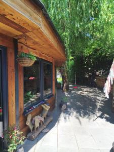 - une terrasse couverte avec une fenêtre dans l'établissement Quirky&Old Cottage for Families, à Colyford 7 autres photos