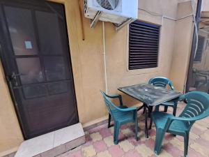 a table and chairs sitting next to a door at Casa Family in Jupiter