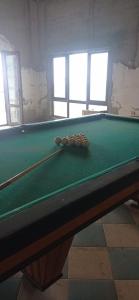 une table de billard avec deux boules de snooker dessus dans l'établissement Nino's Guesthouse, à Batoumi