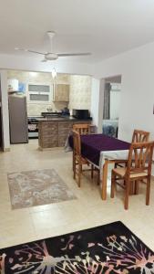 une cuisine et un salon avec une table et des chaises dans l'établissement Golden beach 2 غولدين بيتش, à Ras Sudr
