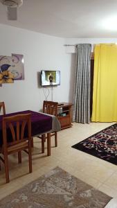 un salon avec un canapé et une télévision dans l'établissement Golden beach 2 غولدين بيتش, à Ras Sudr