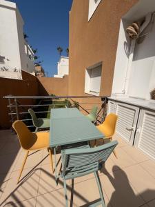a patio with a table and chairs on a balcony at Appartement cosy et chaleureux in Hammam Sousse