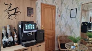a coffee machine sitting on a counter next to a table at BALTIC SAND - Ośrodek Wypoczynkowy Władysławowo - Cetniewo in Władysławowo
