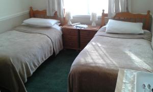 two beds sitting next to each other in a bedroom at Gilesgate Moor Hotel in Durham