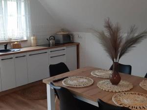 Η κουζίνα ή μικρή κουζίνα στο Lawendowe Wzgórze - Apartament