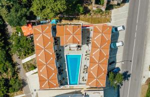 una vista dall'alto di un edificio con piscina di *NEW IN 2025* - Hotel Subra Atrium a Herceg-Novi