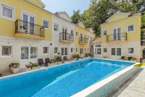 una piscina nel cortile di un edificio di *NEW IN 2025* - Hotel Subra Atrium a Herceg-Novi