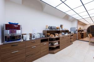 a kitchen with wooden cabinets and aasteryasteryasteryasteryasteryasteryasteryasteryastery at Hotel California in Rome
