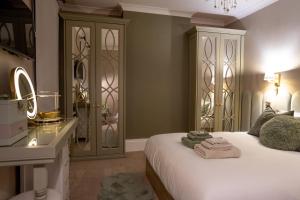 a bedroom with a bed and a dresser and a mirror at Stratford Green House in London