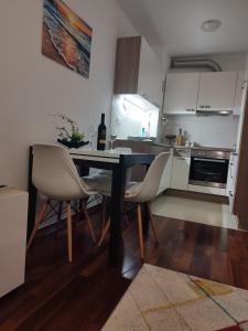 Kuchyň nebo kuchyňský kout v ubytování Apartman Bubli