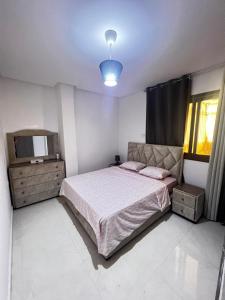 Cabonegro appartement في كابو نيغرو: غرفة نوم بها سرير وتلفزيون