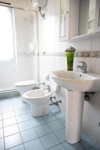 a bathroom with a sink and a toilet at Easylife - a 2 passi dal mare Sant'Isidoro in Sant'Isidoro