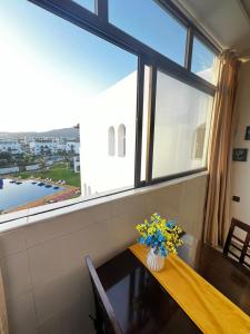 Cabonegro appartement في كابو نيغرو: غرفة مع طاولة و نافذة كبيرة