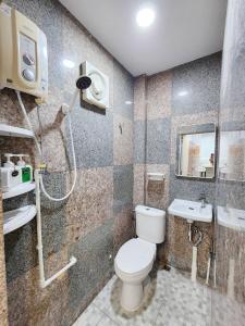 ein Badezimmer mit Toilette und Waschbecken in der Unterkunft Cozy Private Family Apartment in Bangkok CBD Silom-Sathorn - 240m to BTS Saint Louis in Yan Nawa + 60 Fotos