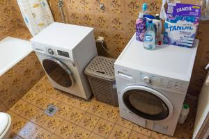 a washing machine and a microwave in a bathroom at Orle Nature Retreat in Škofljica