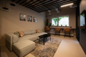 salon z kanapą i stołem w obiekcie Work and Rest Apartment by Fengshui4u, cowroking, siłownia, nowy budynek, dostęp na kod w Łodzi