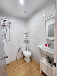 ein Badezimmer mit Toilette und Waschbecken in der Unterkunft Cozy Private Family Apartment in Bangkok CBD Silom-Sathorn - 240m to BTS Saint Louis in Yan Nawa