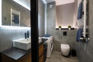 łazienka z umywalką i toaletą w obiekcie Work and Rest Apartment by Fengshui4u, cowroking, siłownia, nowy budynek, dostęp na kod w Łodzi +31 zdjęć